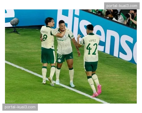 迈阿密赛场边，好莱坞影星与网球名宿齐聚球星包厢观战