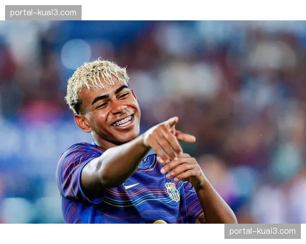 镜头捕捉：巴萨教练组在亚马尔完成一次肋部突破后，立即在平板电脑上进行绘图记录